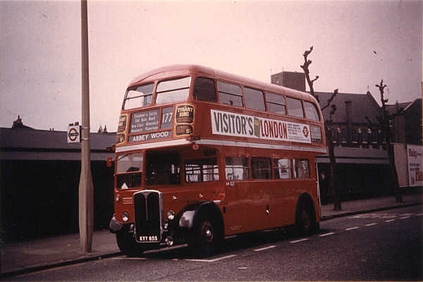 177 Elephant & Castle bus stand